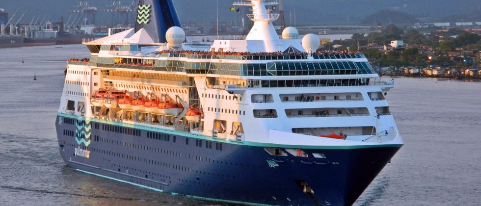 Empress da Pullmantur Cruceros em escala em Santos